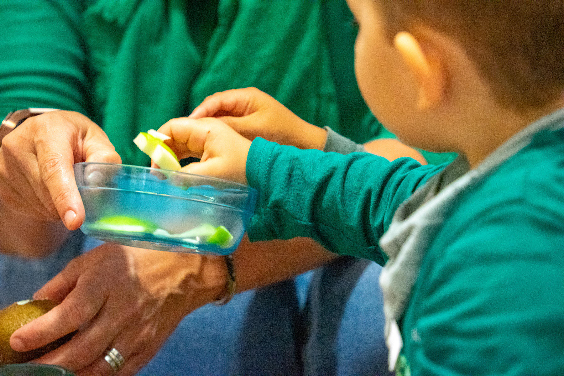 Découverte du gout par un enfant de la crèche