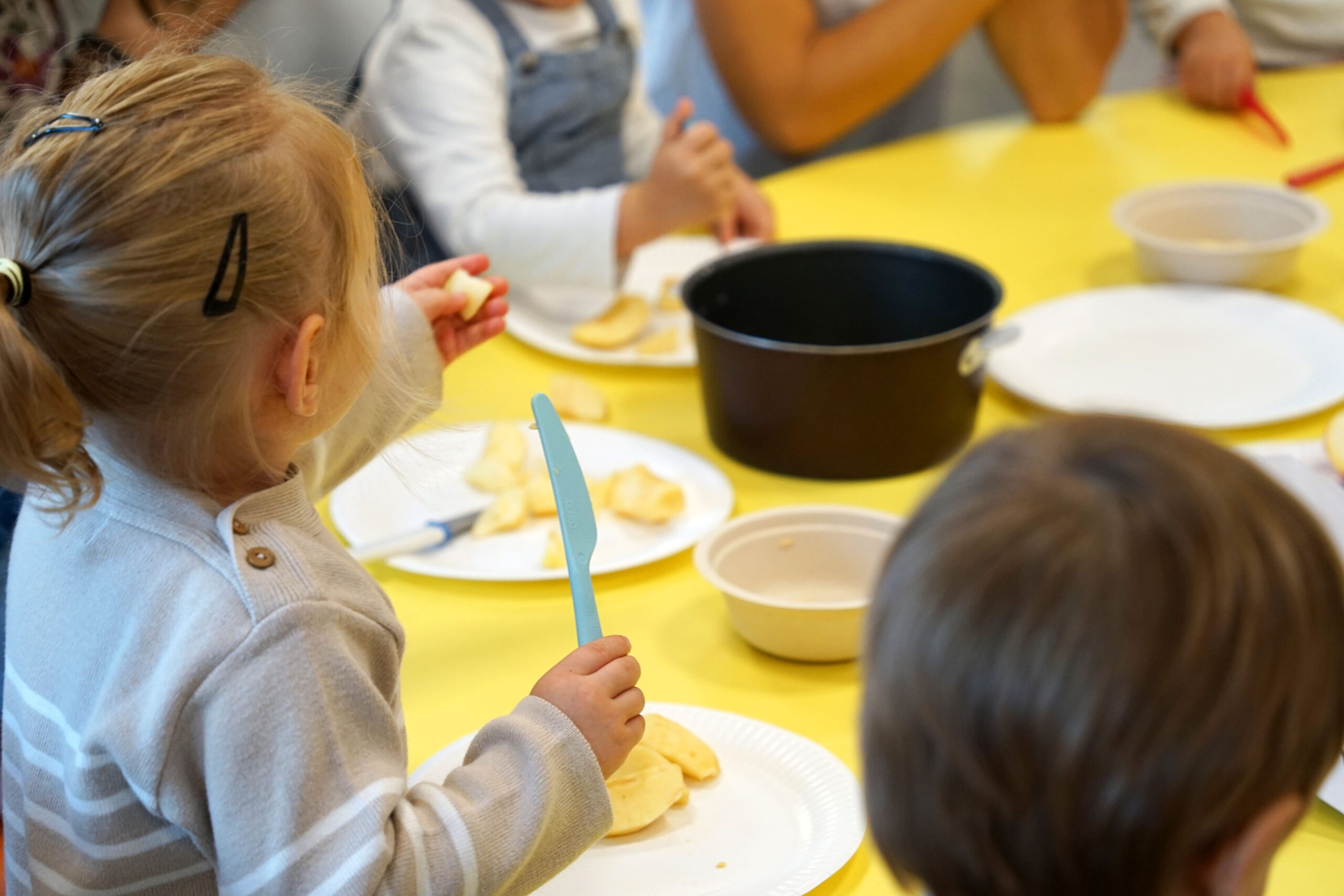 Découverte du gout par un enfant de la crèche